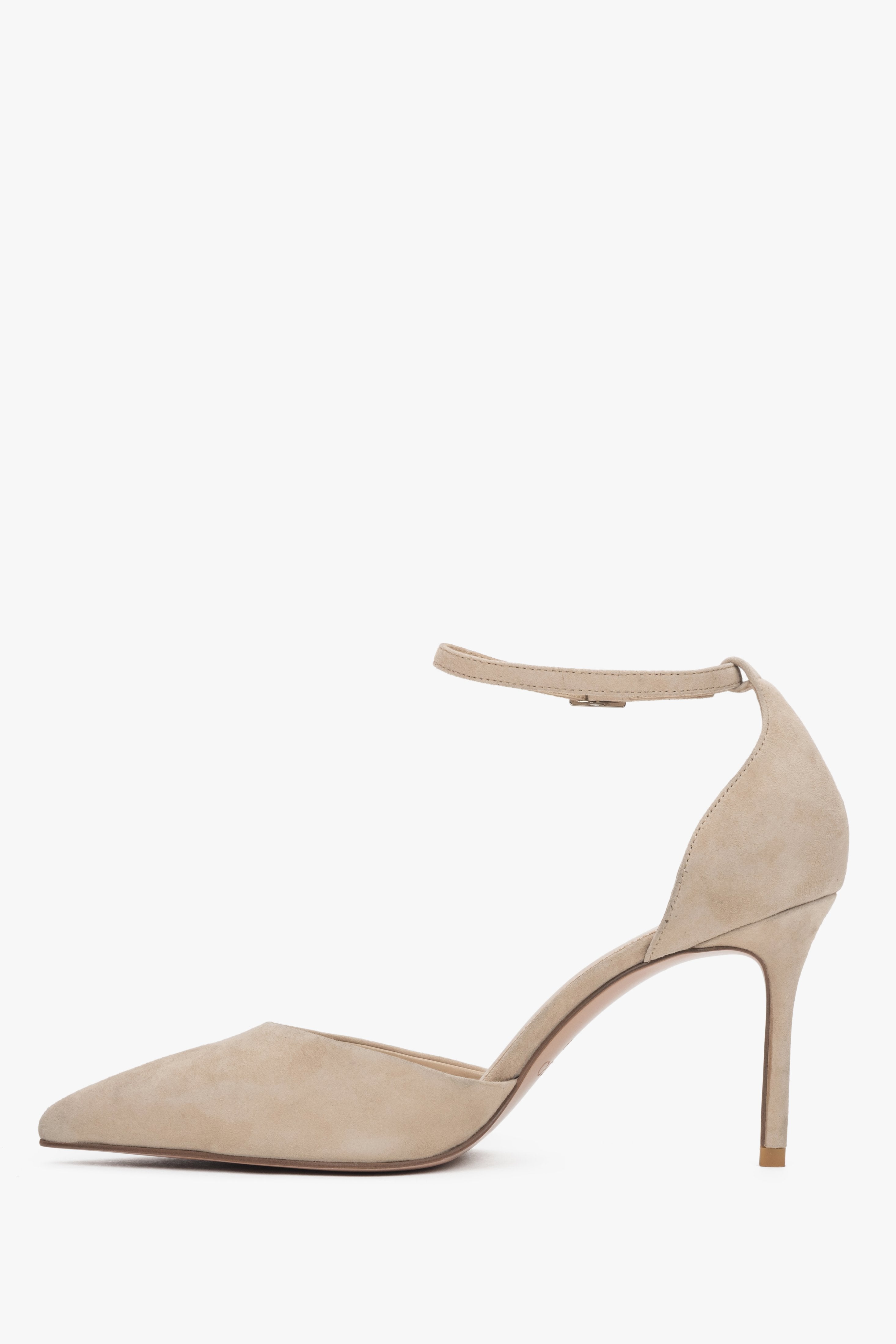 Beige high-heeled shoes with a buckle made of natural velour.