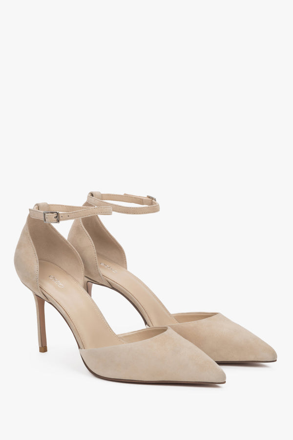 Estro high-heeled shoes, beige, with a buckle, made of natural velour.
