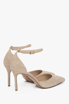 With a buckle, beige high-heeled shoes in natural velour by Estro.