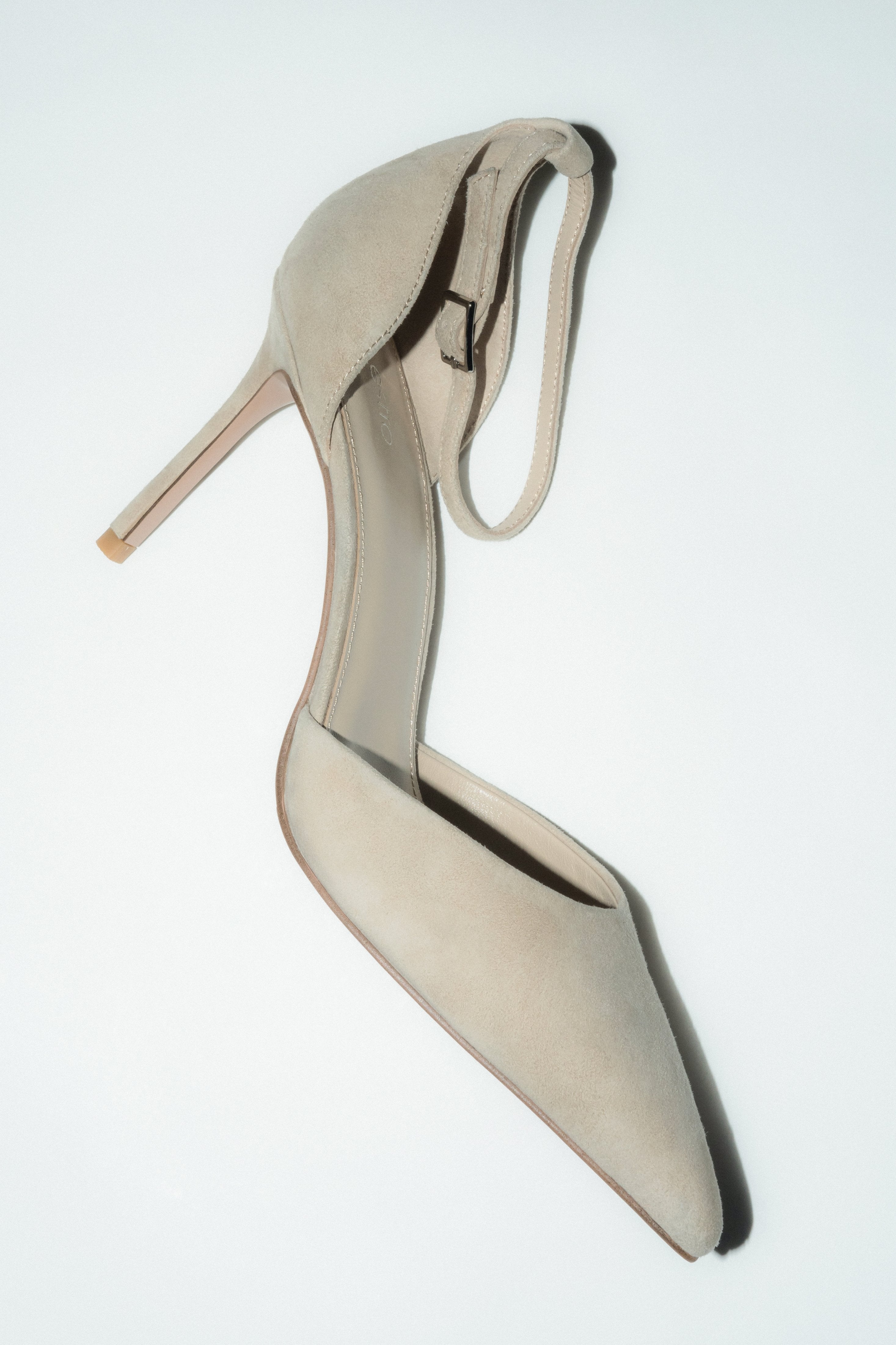 Beige high-heeled shoes with a buckle in natural velour.