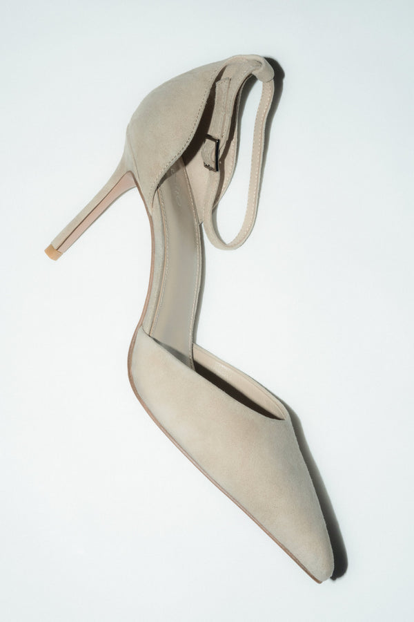 Beige high-heeled shoes with a buckle in natural velour.