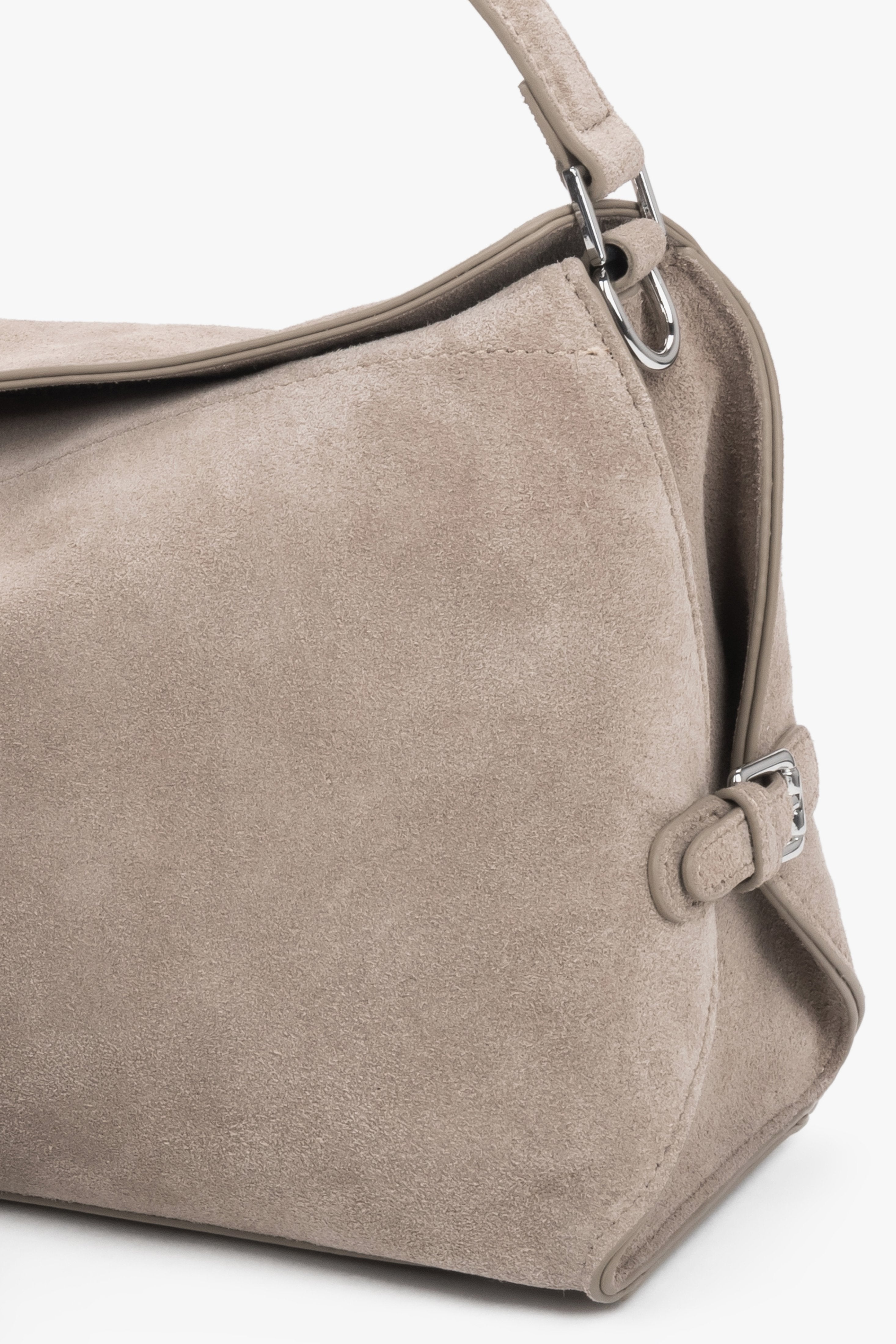 Women’s beige Estro shoulder bag made of genuine velour – details.