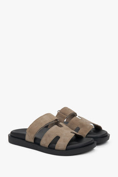 Slip-on women’s sandals in beige velour with a flat PU sole.