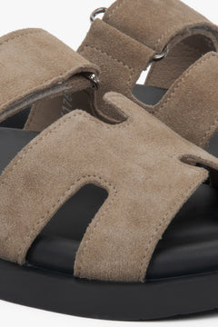Stylish beige flat sandals Estro, perfect for casual and everyday wear.
