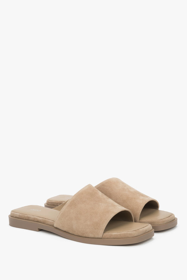 Beige square-toe slide sandals in genuine velour with a soft, elegant finish.