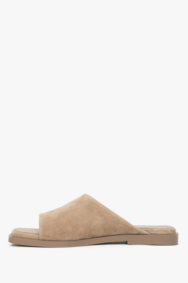 Women’s flat slip-on slides with leather lining for breathable summer comfort.