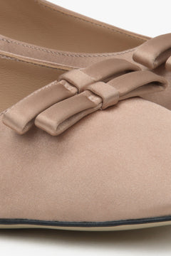 Elegant beige flats with buckle by Estro - details.