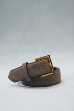 Women's thin beige belt made of genuine velour with a gold buckle, Estro ER00118273.