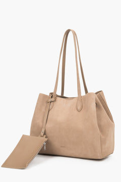 Women's beige Estro shopper bag made of natural velour, featuring a minimalist front design and long, comfortable handles for shoulder carrying.