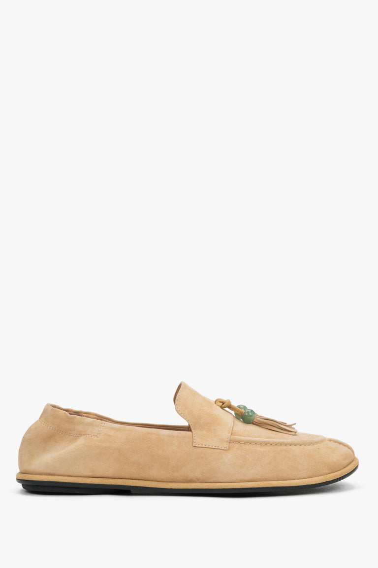 A profile shot of the women's beige loafers highlighting the ultra-flat, flexible barefoot sole that guarantees natural foot movement.