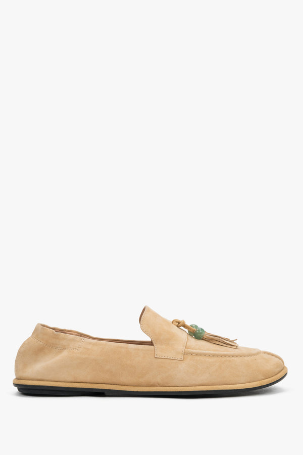 A profile shot of the women's beige loafers highlighting the ultra-flat, flexible barefoot sole that guarantees natural foot movement.