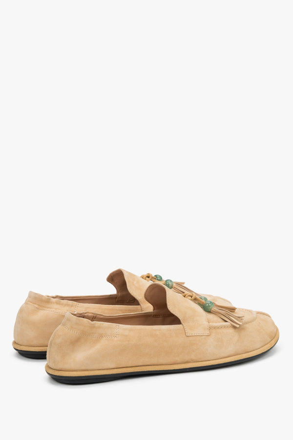 The back of the shoe showing the precise finish of the heel counter, the low-profile instep design, and the noble texture of premium natural velour.