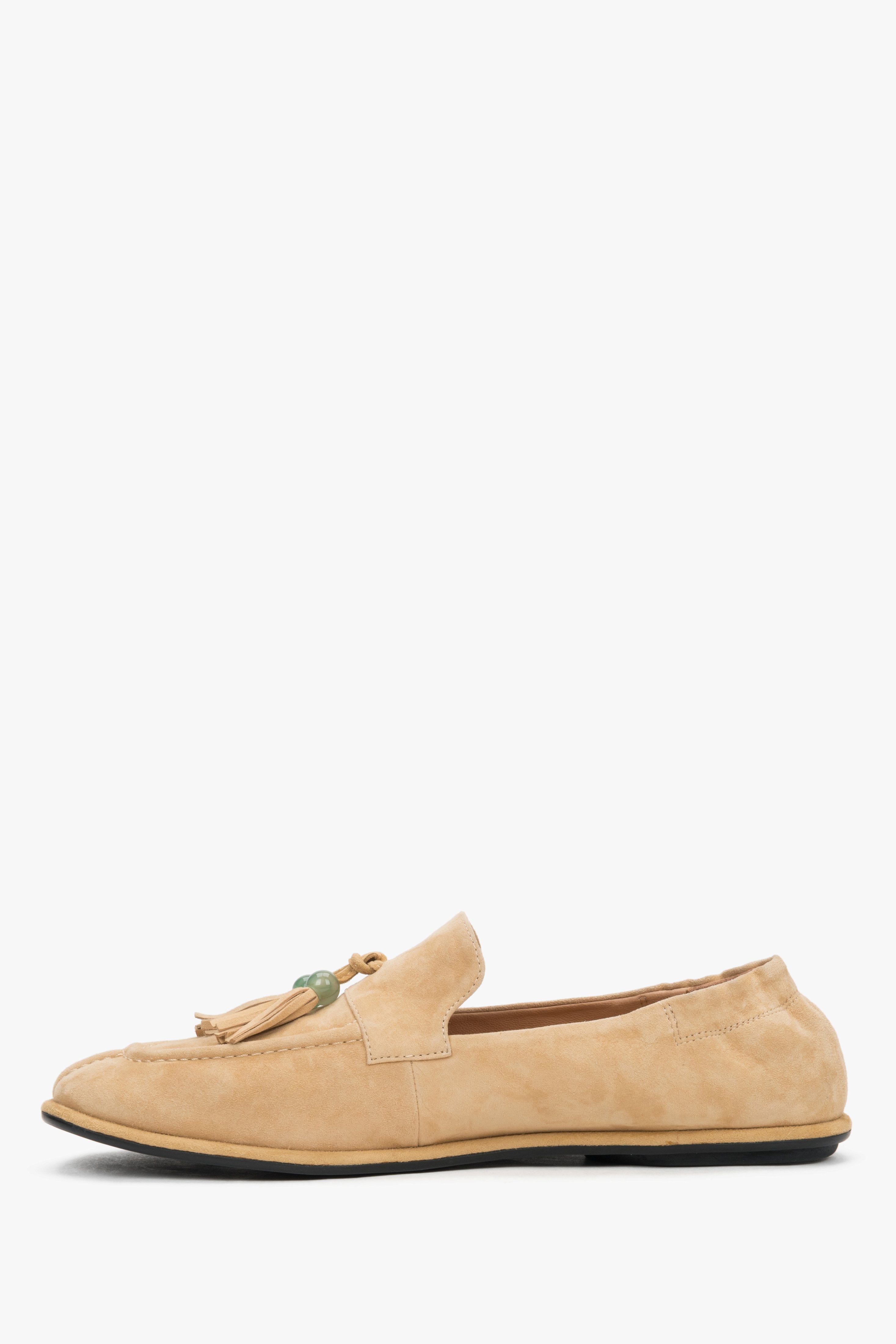 A profile shot of the women's beige loafers highlighting the ultra-flat, flexible barefoot sole that guarantees natural foot movement.