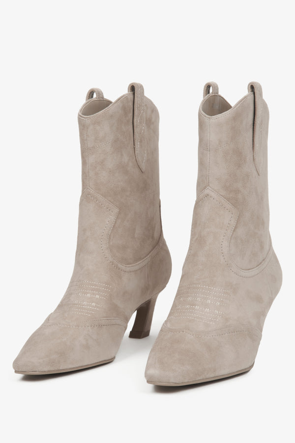 Estro's women's cowboy boots in beige velour, perfect for a stylish look.