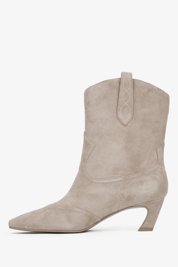 Stylish women's beige cowboy boots in velour, crafted by Estro.