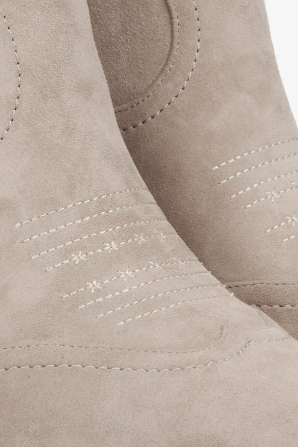 Women's beige cowboy boots in velour, designed by Estro for a chic appearance - details.