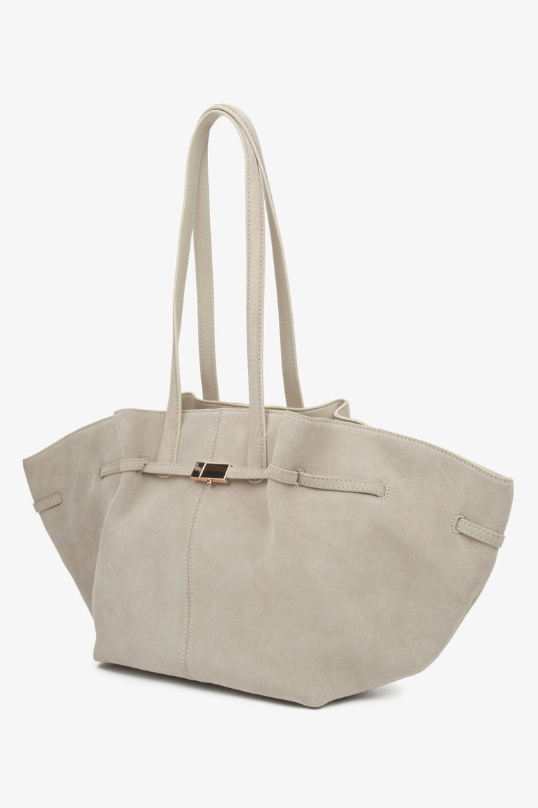 Estro's women's beige velour handbag, crafted with long handles for easy carrying.
