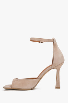 Beige women’s sandals made from natural velour, featuring a distinctive architectural silhouette and a stable 10 cm flared heel.