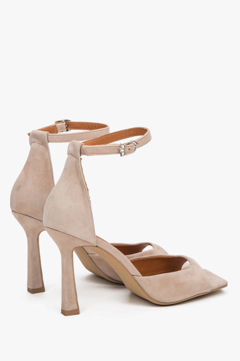 Beige women’s flared-heel sandals featuring a contoured insole made of genuine leather, designed to ensure maximum foot comfort.