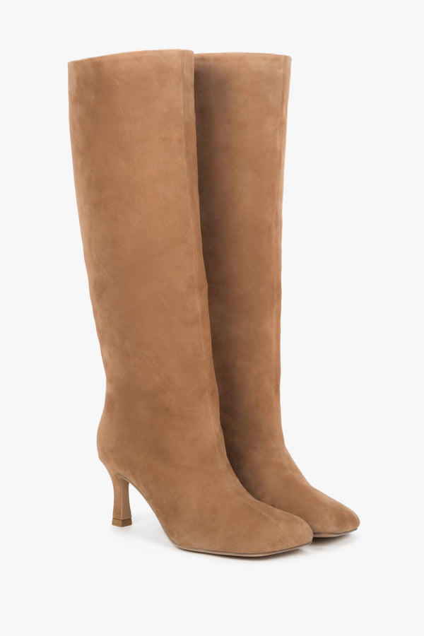 Beige women’s knee-high boots in natural velour with a stable funnel heel.