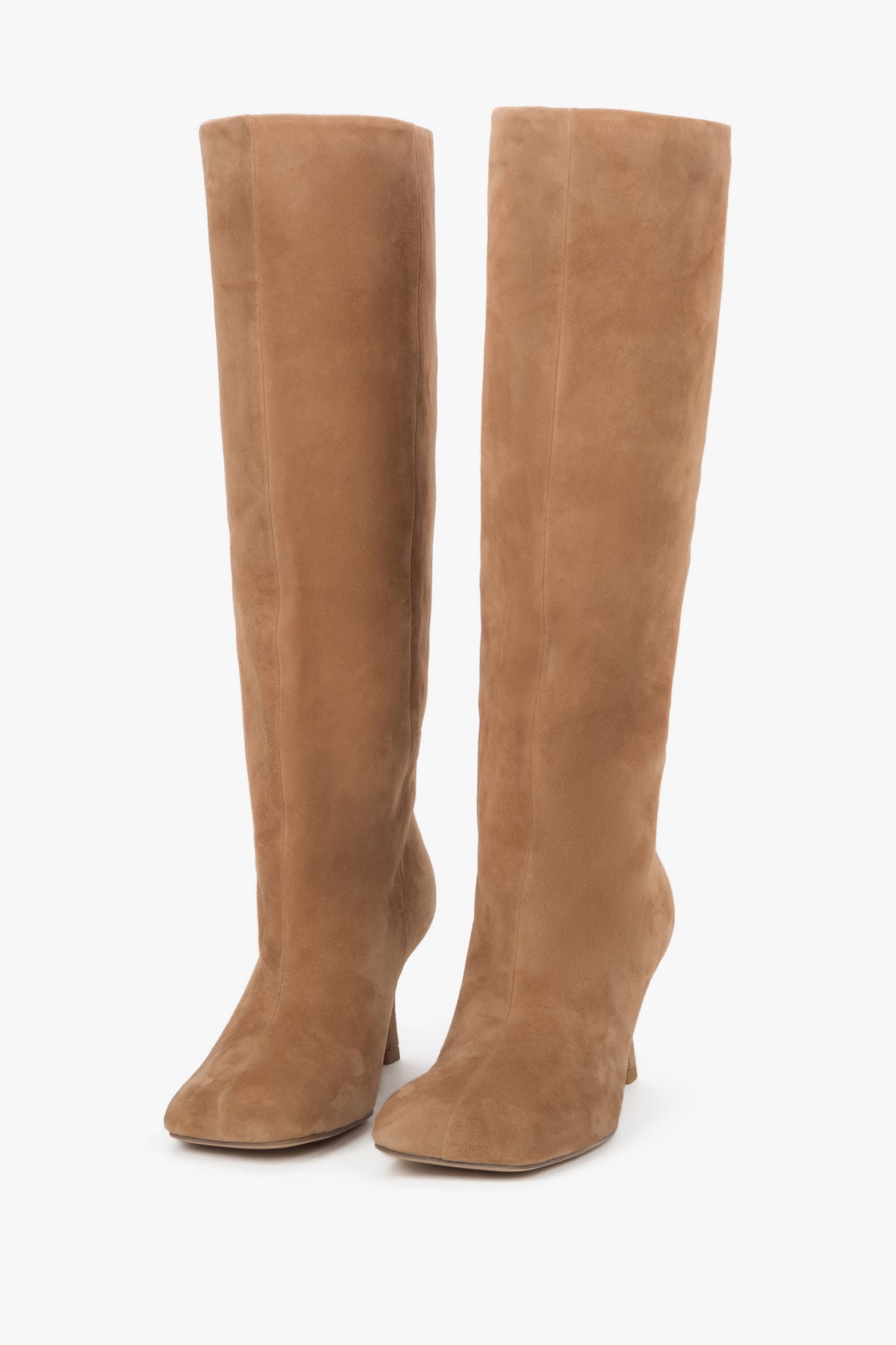 Estro women’s knee-high boots, beige, in natural velour with a stable funnel heel.