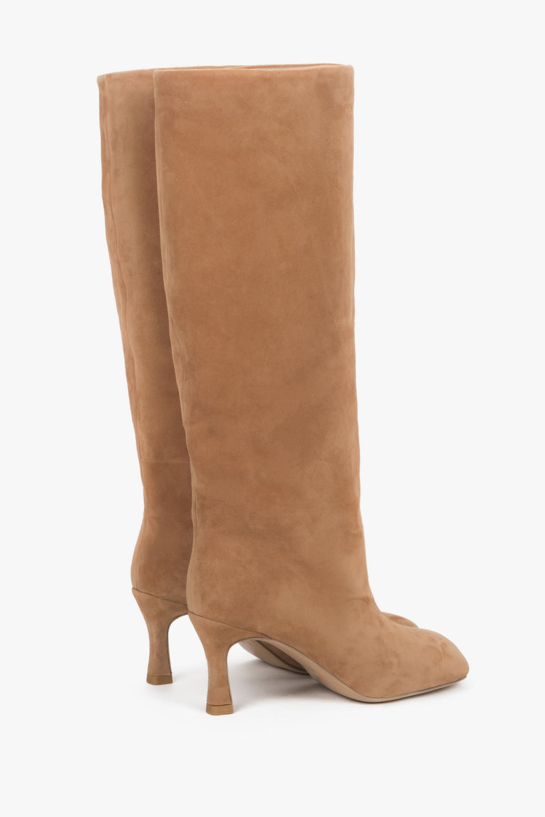On a stable funnel heel, beige women’s knee-high boots in natural velour Estro.