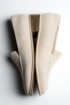 Side detail of women's beige velour loafers by Estro
