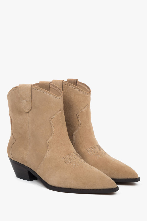 Women’s low, beige cowboy boots made of genuine velour Estro.