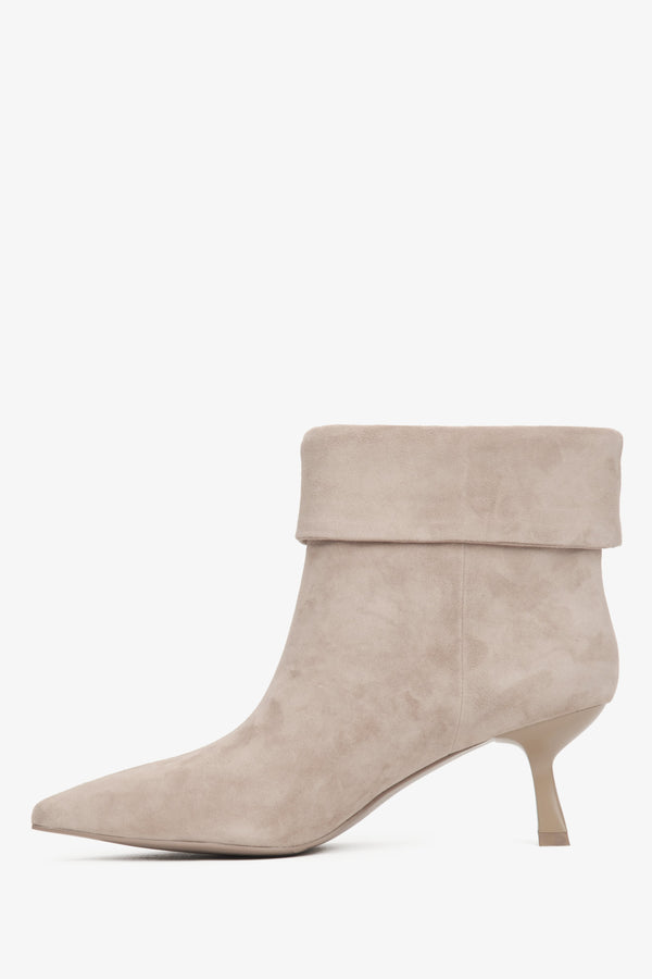 Estro's women's ankle boots in beige velour with a stylish low heel - shoe sideline.