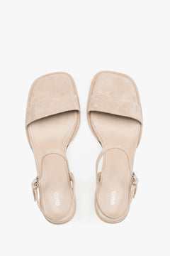 Estro beige sandals featuring premium natural chevro kidskin lining for comfort.