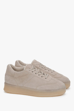 Elegant beige women's velour sneakers with warm lining by Estro.