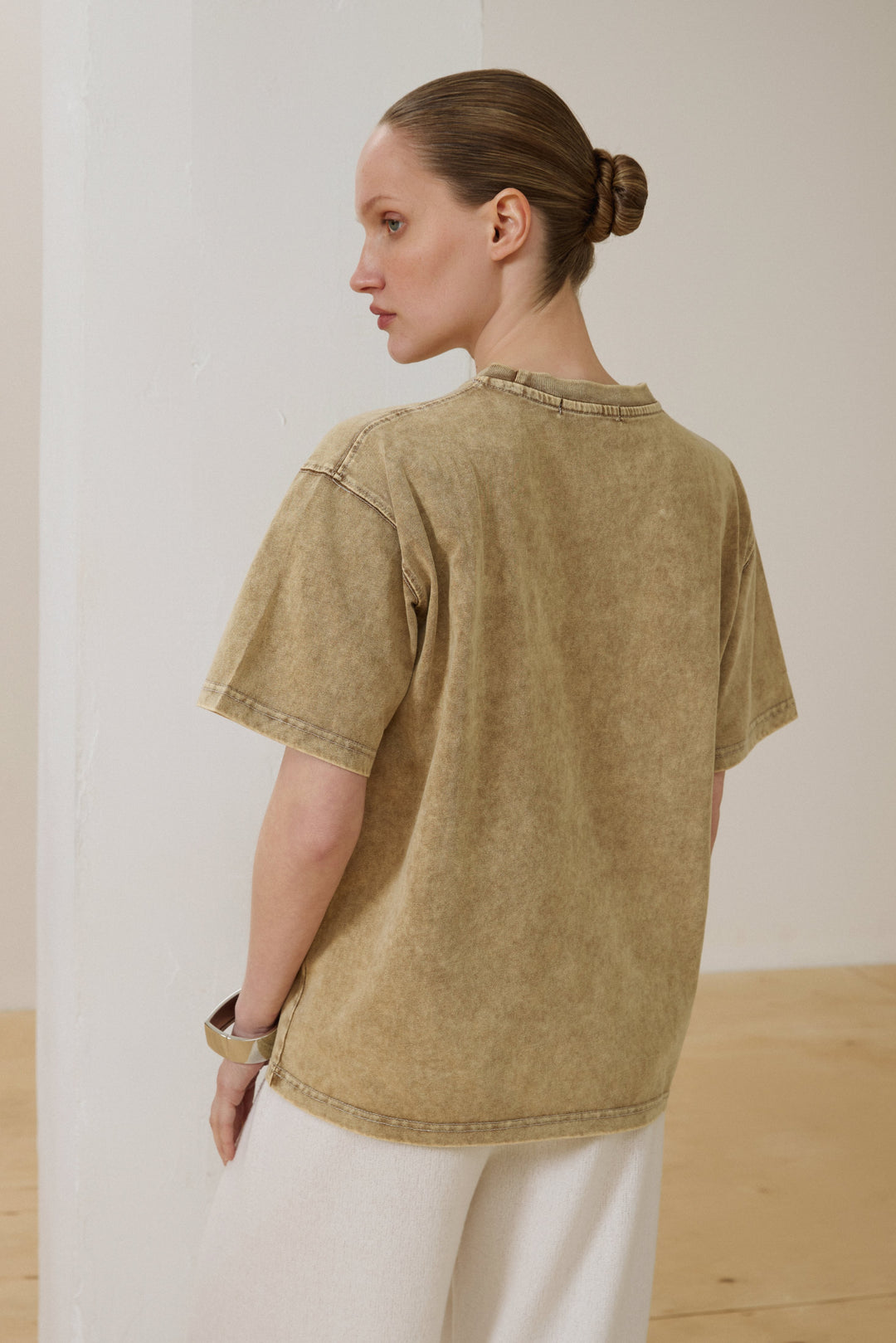 Back of women's beige washed-effect cotton T-shirt.