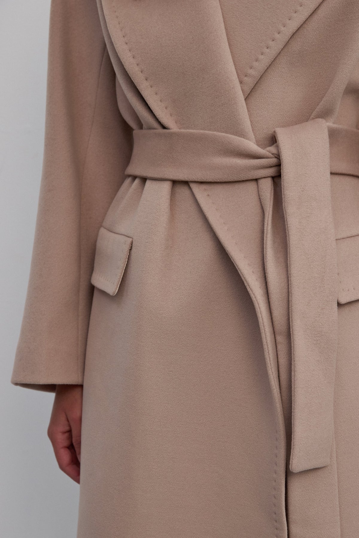 Estro ER00117902 – Women’s Beige Ankle-Length Coat with Wool and Wide Collar.