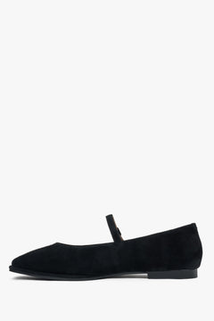 Ballet flats made of natural velour in a classic black color.