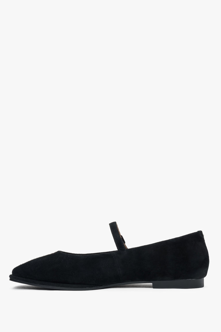 Ballet flats made of natural velour in a classic black color.