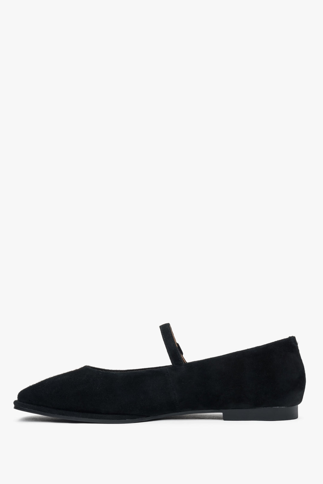 Ballet flats made of natural velour in a classic black color.