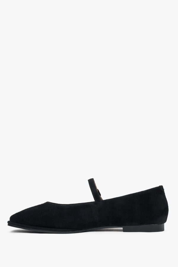 Ballet flats made of natural velour in a classic black color.