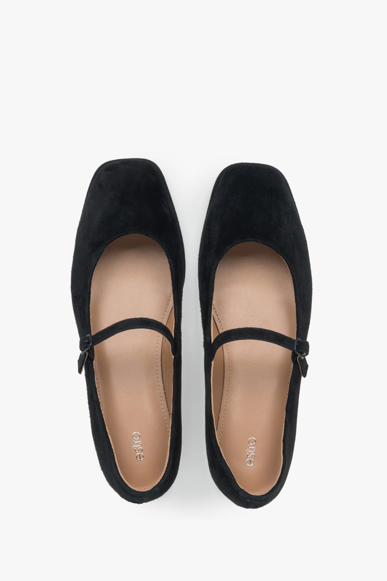 Slip-on ballet flats in black, crafted from ultra-soft natural velour.