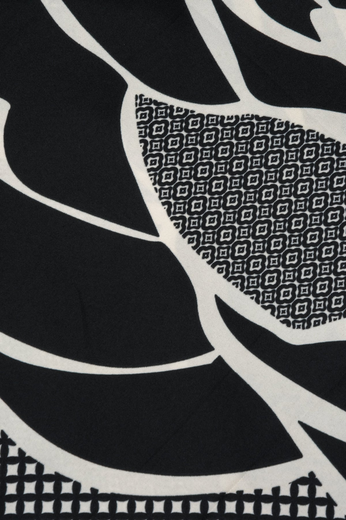 Women's scarf in black and beige with floral print Estro.