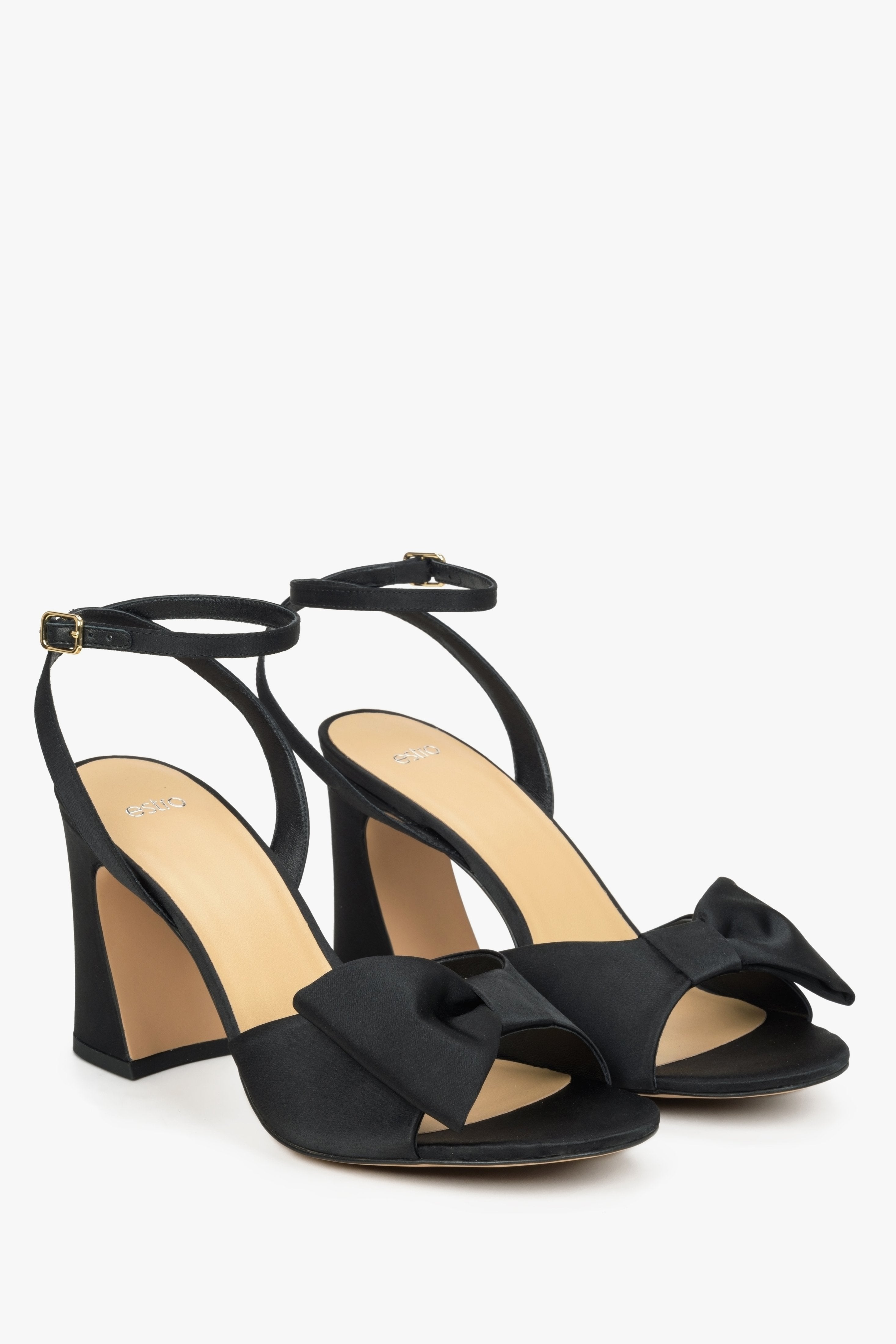 Women’s black block heel sandals in genuine velour with a decorative bow.