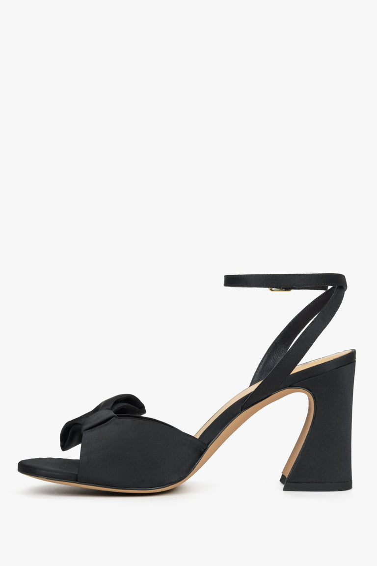 Women’s black block heel sandals in genuine velour with a decorative bow by Estro.