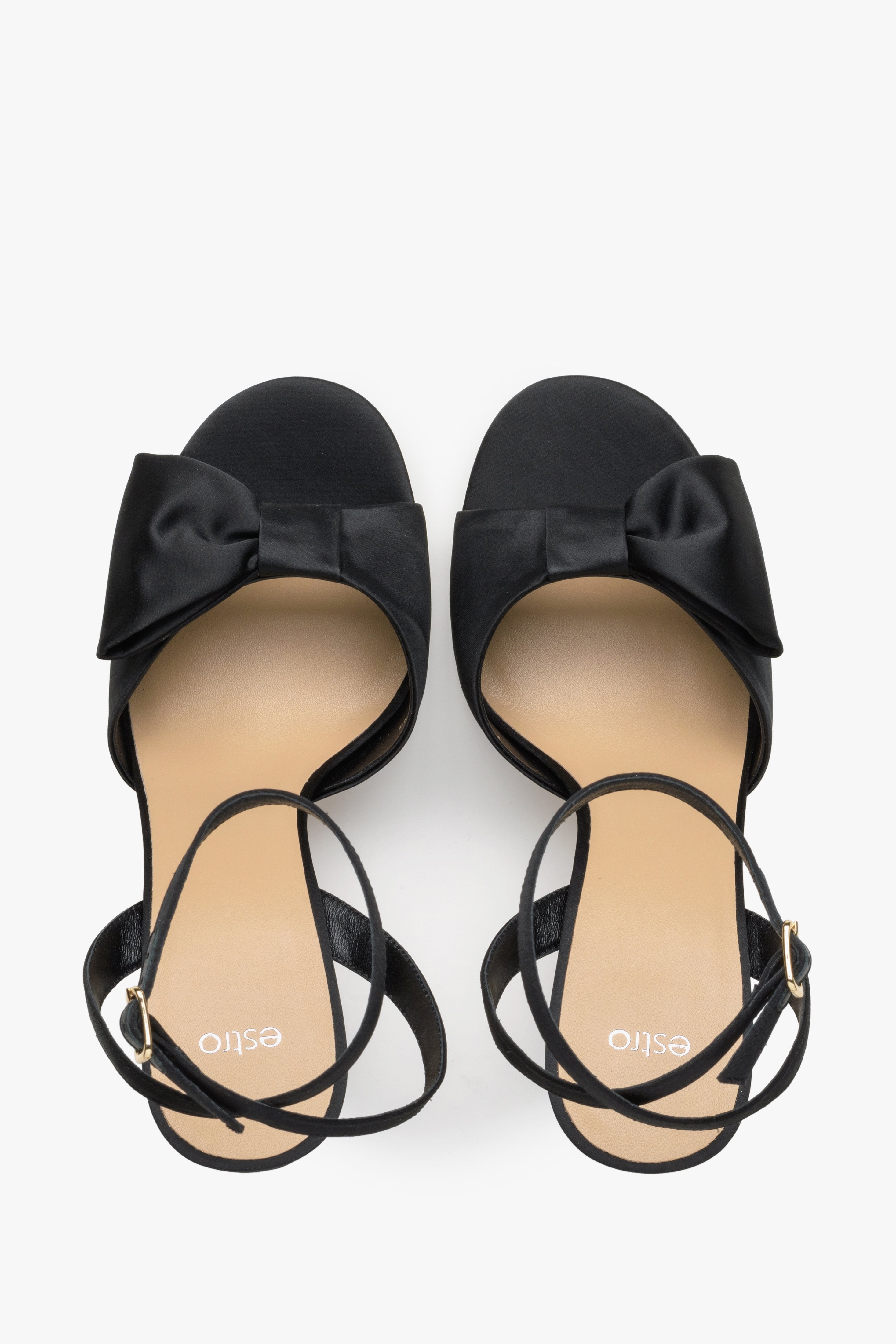 Women’s black block heel sandals in genuine velour with a decorative bow by Estro.
