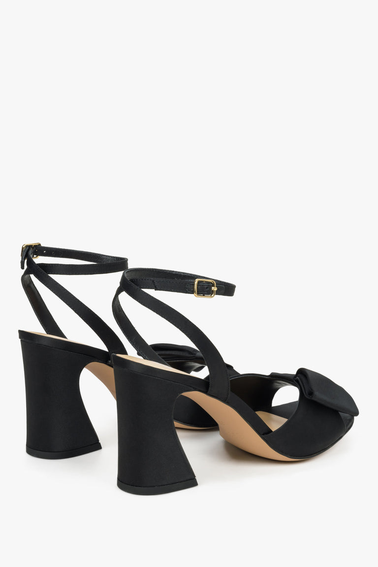 Women’s black block heel sandals in genuine velour with a decorative bow by Estro.