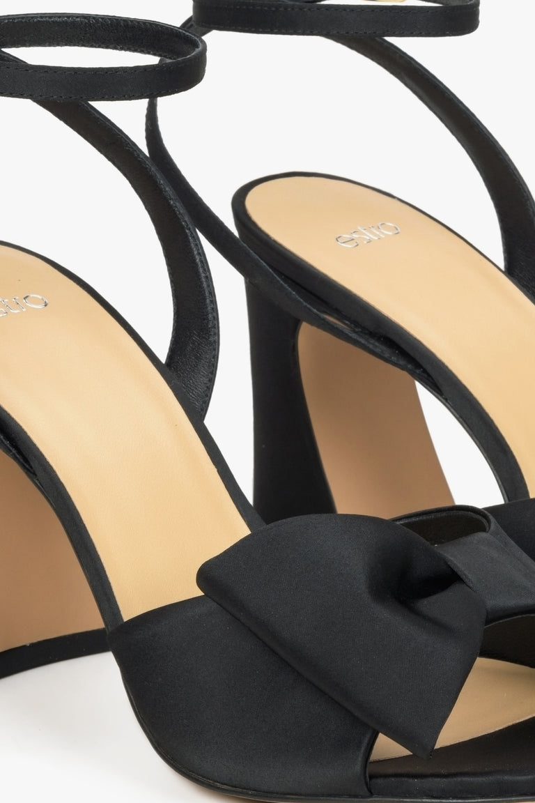 Women’s black block heel sandals in genuine velour with a decorative bow by Estro - details. 