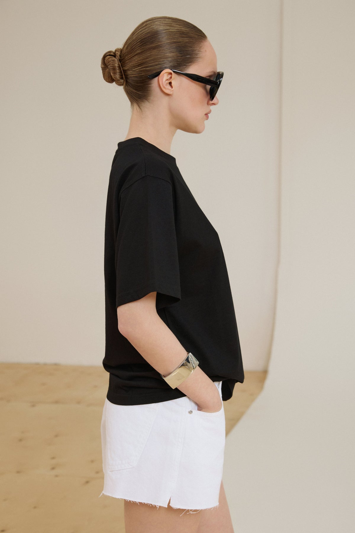 Women's black cotton T-shirt in a boxy style Estro.