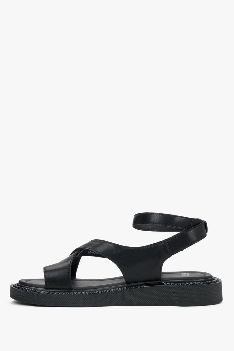 Casual sandals with crossed ankle straps and buckle closure.