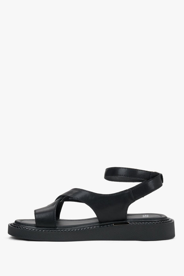 Casual sandals with crossed ankle straps and buckle closure.