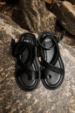 Women’s Black Casual Leather Sandals on a Thick Sole Estro ER00114750.