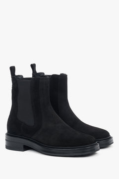 Black women’s high-ankle Chelsea boots made of genuine Italian leather.
