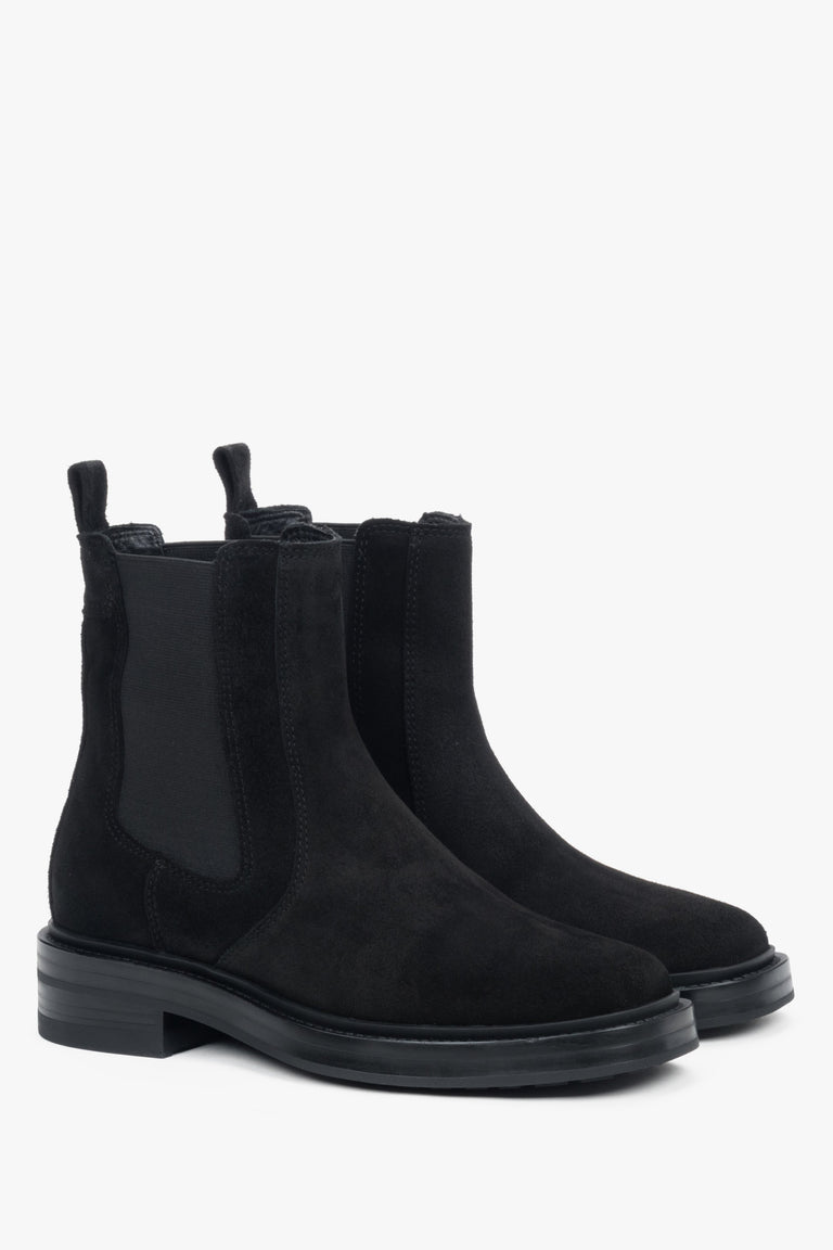 Black women’s high-ankle Chelsea boots made of genuine Italian leather.